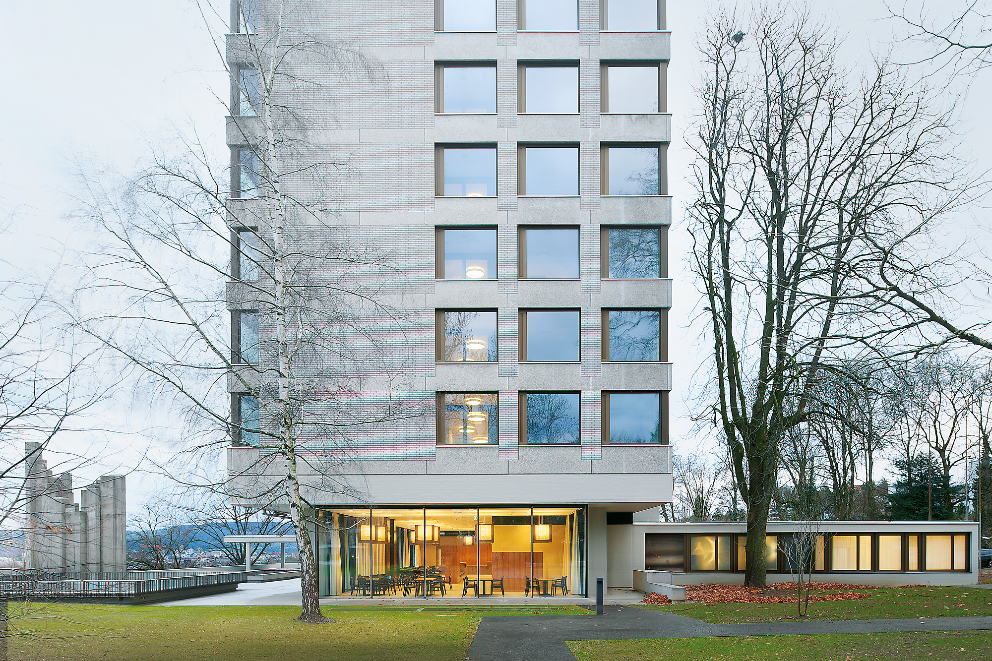 Neunstöckiges Hochhaus mit offener Cafeteria im Erdgeschoss (© Theodor Stalder, Zürich)